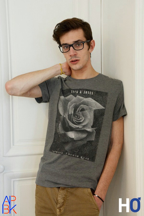 Modèle : Tanguy T-shirt gris impirmé 'Rose" Original - Jorfinder 