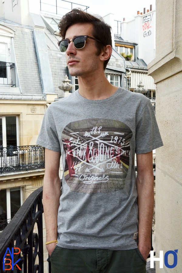 Modèle : Tanguy T-shirt gris imprimé "Flèche" - Original - Or Forward tee