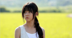 “A girl at my door” de July Jung.