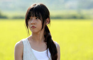 “A girl at my door” de July Jung.