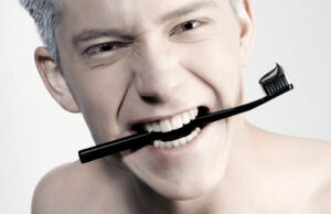 Curaprox : dentifrice noir pour dents blanches !
