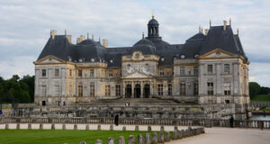 LES SOIRÉES AUX CHANDELLES AU CHÂTEAU DE VAUX-LE-VICOMTE .