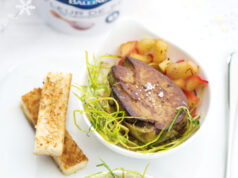 Foie gras poêlé aux pommes caramélisées au Sel La Baleine.