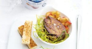 Foie gras poêlé aux pommes caramélisées au Sel La Baleine.