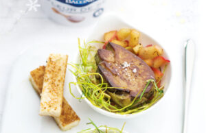 Foie gras poêlé aux pommes caramélisées au Sel La Baleine.