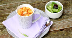 Mug cake aux tomates séchées, chorizo et Société Crème.