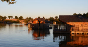 La Vienne et ses trésors : Le Village Flottant de Pressac.