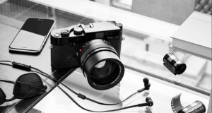 Son et esthétique : des casques audio haut de gamme signés Leica Camera et Master & Dynamic .