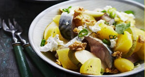 SALADE DE POMMES DE TERRE, POIRE, MAQUEREAU, CHÈVRE, NOIX ET BASILIC.