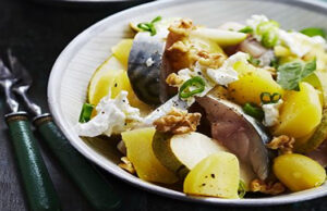 SALADE DE POMMES DE TERRE, POIRE, MAQUEREAU, CHÈVRE, NOIX ET BASILIC.