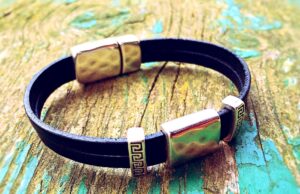 Trois idées de bijoux pour un homme.