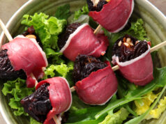 LES BROCHETTES DE PRUNEAUX FARÇIS EN HABIT DE MAGRET FUMÉ.