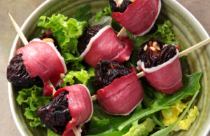 LES BROCHETTES DE PRUNEAUX FARÇIS EN HABIT DE MAGRET FUMÉ.