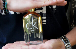 CK One gold le parfum audacieux, lumineux, impertinent.