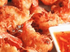 Brochettes de crevettes à la noix de coco et gelée de poivron rouge fumé.