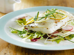 Cabillaud vapeur au citron, salade de pousses de soja et radis.
