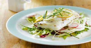 Cabillaud vapeur au citron, salade de pousses de soja et radis.