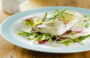 Cabillaud vapeur au citron, salade de pousses de soja et radis.