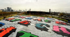 Zippo et le street artiste Ben Eine ont créé une fresque de 17,500 mètres carrés dans l’Est de Londres .