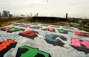 Zippo et le street artiste Ben Eine ont créé une fresque de 17,500 mètres carrés dans l’Est de Londres .