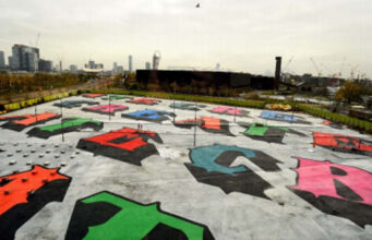 Zippo et le street artiste Ben Eine ont créé une fresque de 17,500 mètres carrés dans l’Est de Londres .