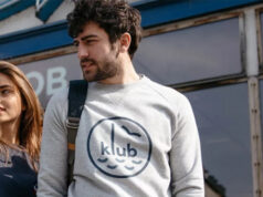 SAINT JAMES & FAGUO tricotent le bonnet et le pull de Noël,version marin.