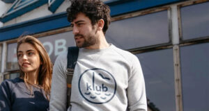 SAINT JAMES & FAGUO tricotent le bonnet et le pull de Noël,version marin.