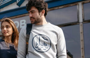 SAINT JAMES & FAGUO tricotent le bonnet et le pull de Noël,version marin.