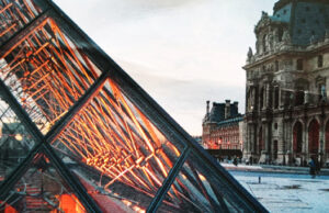 La Pyramide du Louvre fête ses 30 ans avec la participation de la boutique du musée du Louvre.