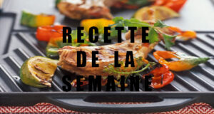 Côtelettes de porc au poivre vert, grillées à la plancha.