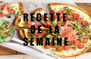 Pizza fine au fromage frais, tomates cerise, roquette et jambon cru.