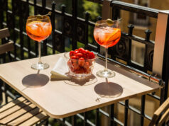 La table nomade OSO s’invite sur les balcons .