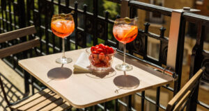 La table nomade OSO s’invite sur les balcons .