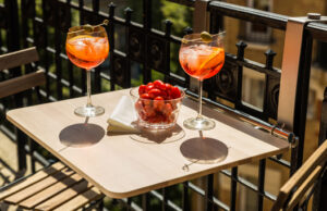 La table nomade OSO s’invite sur les balcons .