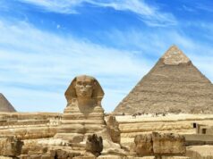 Evadez vous, devant les pyramides