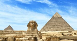 Evadez vous, devant les pyramides