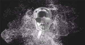 KARL LAGERFELD PRÉSENTE DES SOLAIRES FABRIQUÉES À PARTIR DE BOUTEILLES D’EAURECYCLÉES DANS SA COLLECTION CAPSULE PRINTEMPS-ÉTÉ 2023 KARL LAGERFELDX AMBER VALLETTA