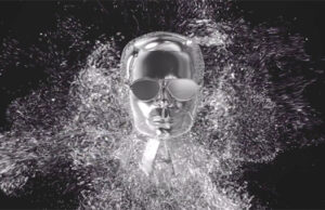 KARL LAGERFELD PRÉSENTE DES SOLAIRES FABRIQUÉES À PARTIR DE BOUTEILLES D’EAURECYCLÉES DANS SA COLLECTION CAPSULE PRINTEMPS-ÉTÉ 2023 KARL LAGERFELDX AMBER VALLETTA