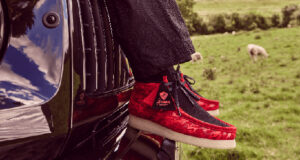 Clarks et Popcaan dévoilent un modèle de Wallabee unique, fruit d’une collaboration créative entre l’artiste jamaïcain et la marque emblématique