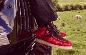 Clarks et Popcaan dĂ©voilent un modèle de Wallabee unique, fruit d’une collaboration crĂ©ative entre l’artiste jamaĂŻcain et la marque emblĂ©matique