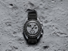 LA BIOCERAMIC MOONSWATCH MISSION TO EARTHPHASE CÉLÈBRE LA MAGNIFICENCE DE LA TERRE VUE DE LA LUNE.