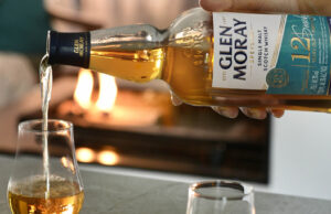 Le premier single malt vieilli et entièrement tourbé de Glen Moray, idéal à déguster ou à offrir à l’occasion des fêtes de fin d’année.