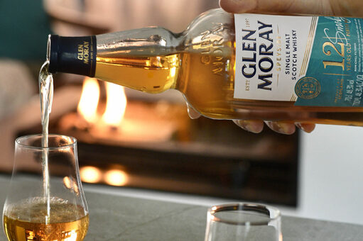 Le premier single malt vieilli et entièrement tourbé de Glen Moray, idéal à déguster ou à offrir à l’occasion des fêtes de fin d’année.