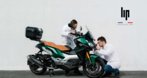 Lip lance le modèle Himalaya Squelette Automatique 40 mm designé et développé avec Peugeot Motocycles aux couleurs du maxi-scooter XP400 Lip