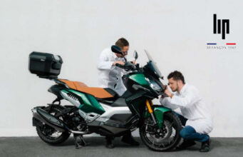 Lip lance le modèle Himalaya Squelette Automatique 40 mm designé et développé avec Peugeot Motocycles aux couleurs du maxi-scooter XP400 Lip