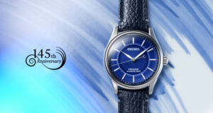 PRESAGE CÉLÈBRE LES 145 ANS DE SEIKO AVEC UN CADRAN EN PORCELAINE D’ARITA BLEU COBALT.